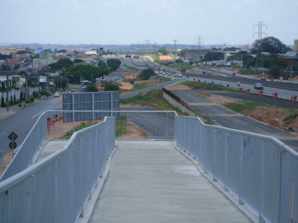 Bairro São Bernardo - Passarela Anhanguera - a esquerda R. Jacy Teixeira de Camargo - a direita Rodovia Anhanguera by Alexander Denarelli