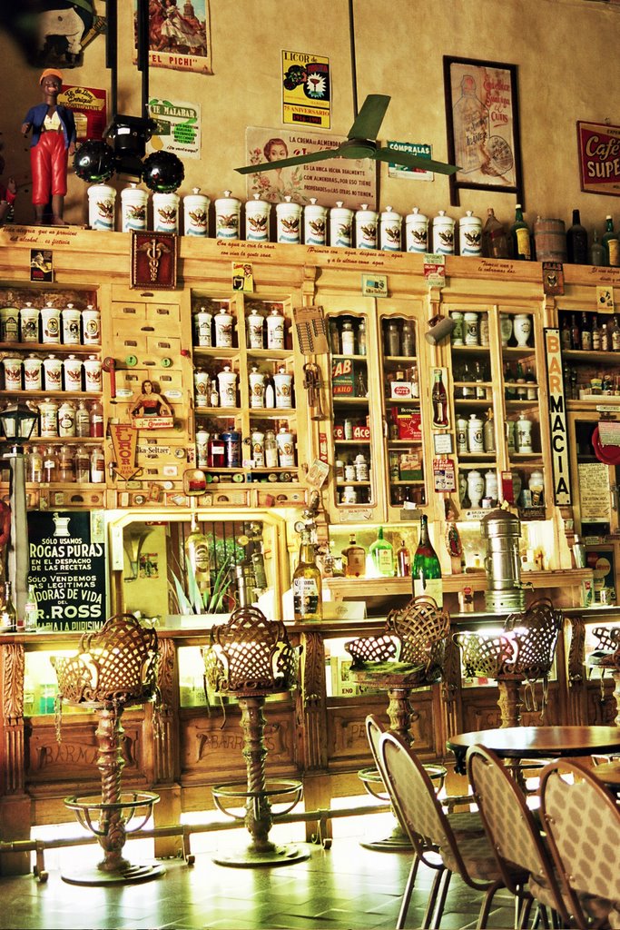 Interior de bar en Querétaro - antigua botica by Adrián MALLOL i MORE…