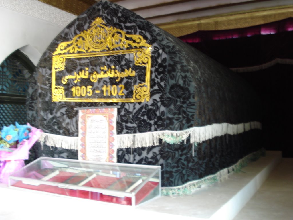 Mehmut Qeshqiri qebrisi --- Tomb of Mehmut Qeshqiri by mustafa beg