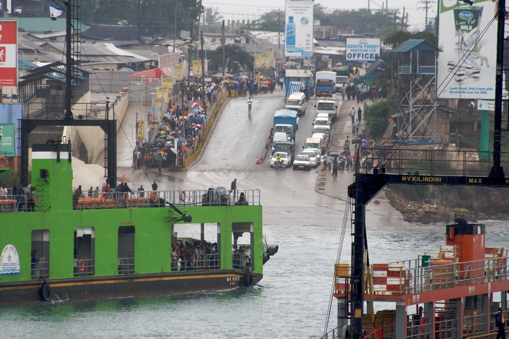 Mombasa die Fähre nach mombasa vom Festland her by Thomas Oetjen