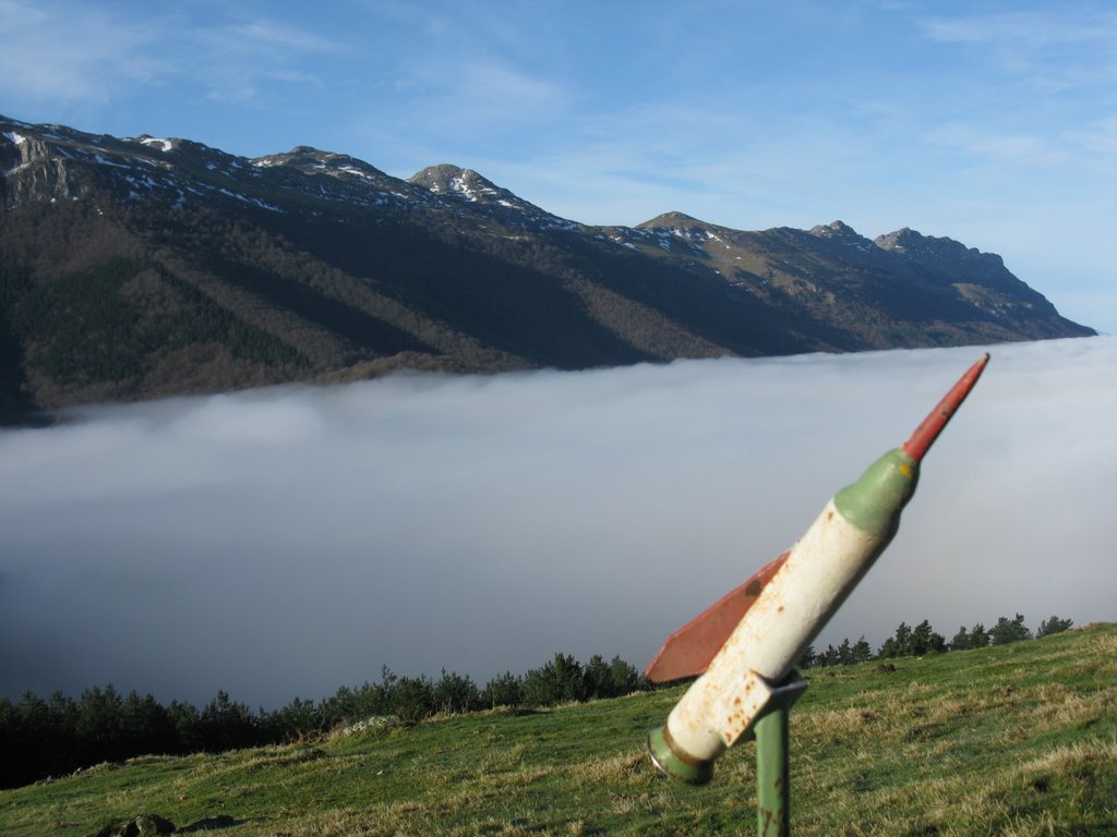 Buzón en la cumbre de Elor-Txiki, (865 m). La sierra de Aizkorri sobre la niebla. by SantiUsabiaga