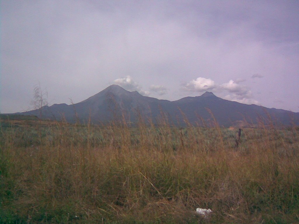 Volcan nevado y de fuego by abuelo_sensei