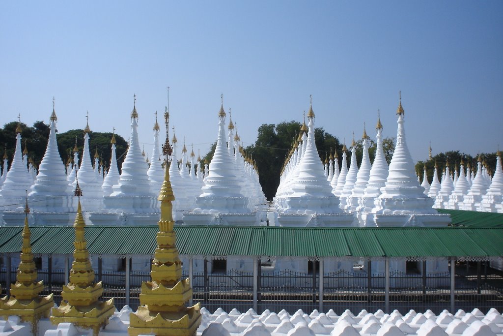 Mandalay - Kuthodaw pagoda hosting 1,000 stone with carved Budda's books by lichinga