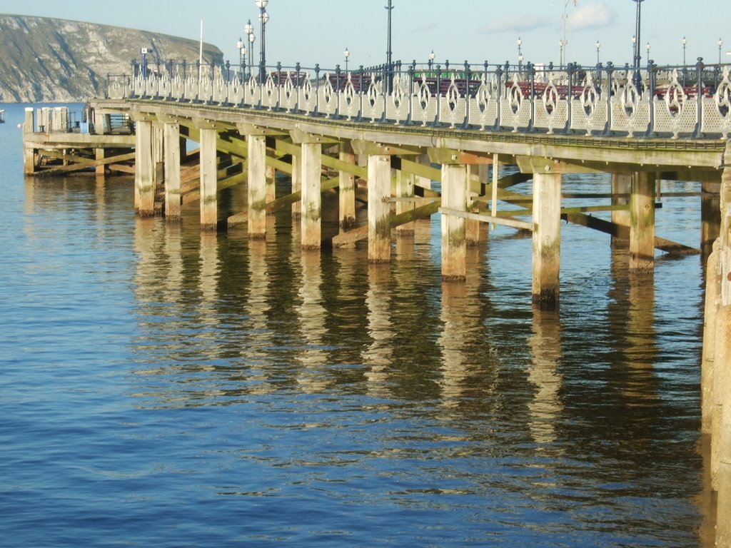 Swanage pier by tres/whytey