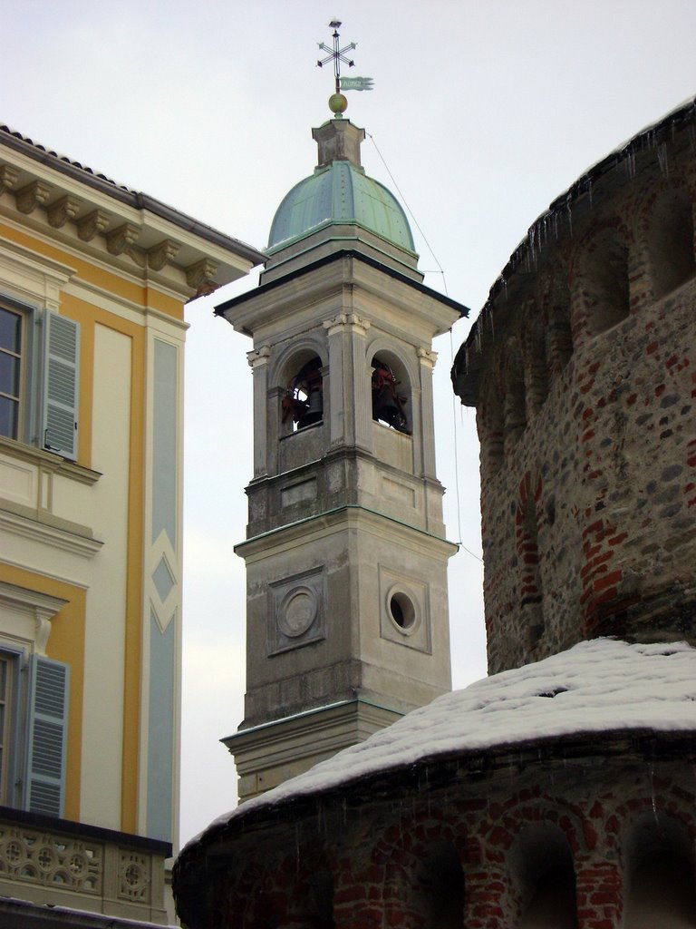 Biella - Campanile della Chiesa della Trinità a "braccetto" fra il Battistero e il Palazzo Comunale by Giancarlo Ticozzi