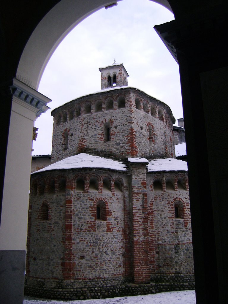 Biella - Battistero visto dai portici del Palazzo Comunale by Giancarlo Ticozzi