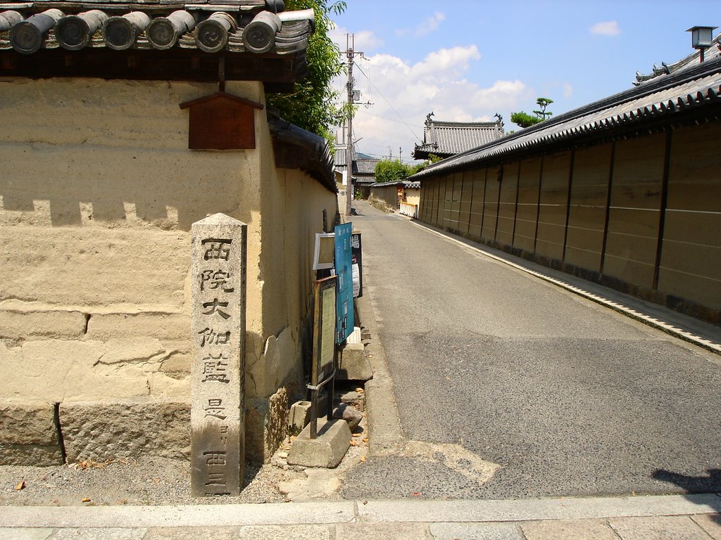 法隆寺 西院大伽藍の道標 by papiyan