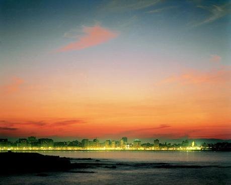 Gijon de noche by Alberto Palomares