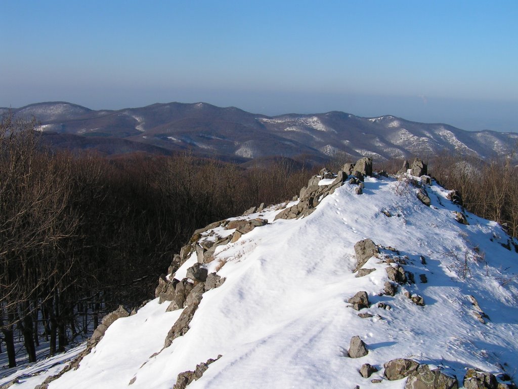 Gyönyörű kilátás egy meseszép helyről egy felszíni képződmény árnyékában (832 m) by norbertklúcsik