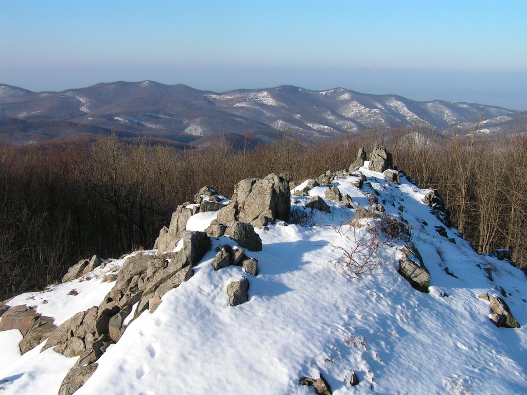 Gyönyörű kilátás egy meseszép helyről egy felszíni képződmény árnyékában (832 m) by norbertklúcsik