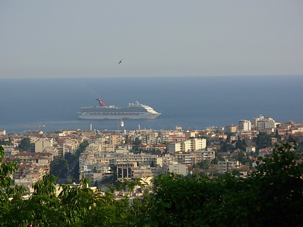 Kreuzfahrtschiff vor Cannes, 2007 by Michael-Mülheim.de