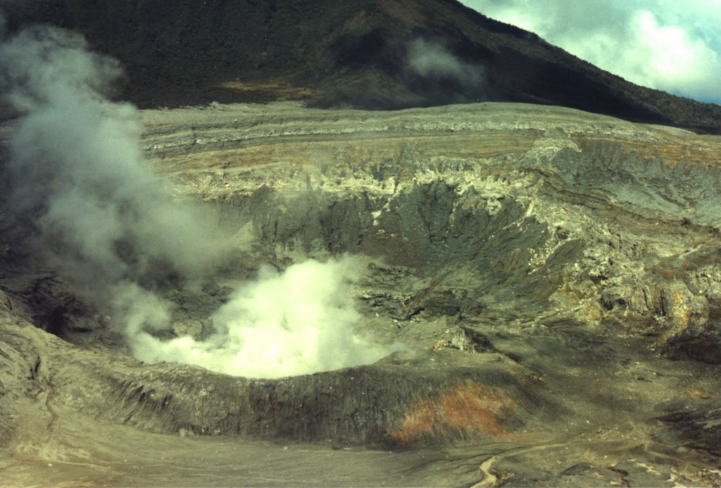 Crater del Poas by Cabeto Castro Perez