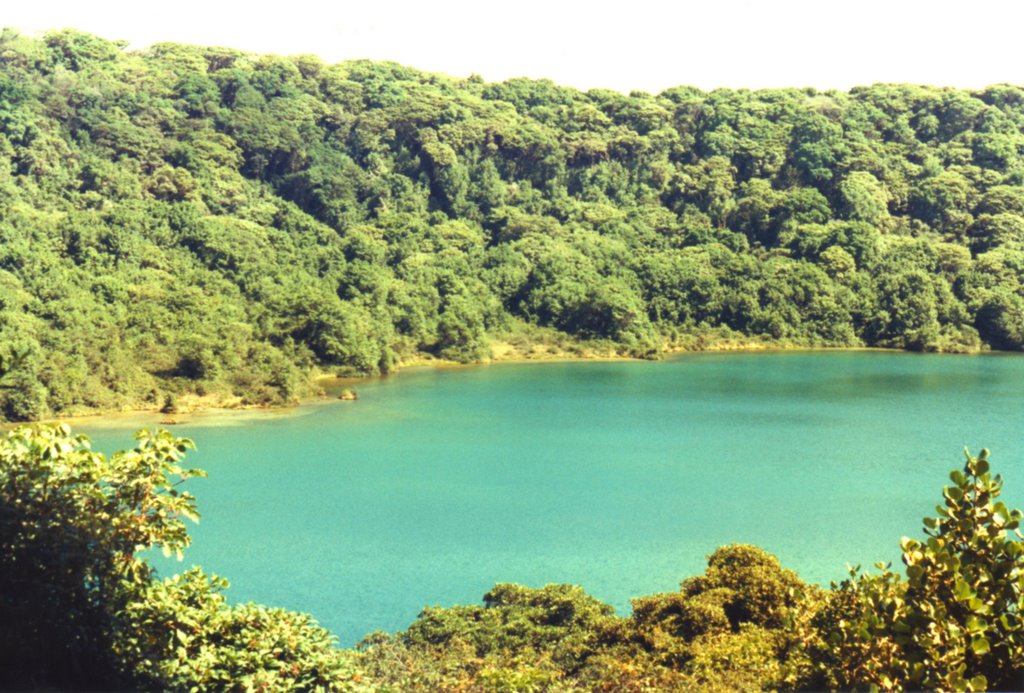 Laguna del volcan Poas by Cabeto Castro Perez