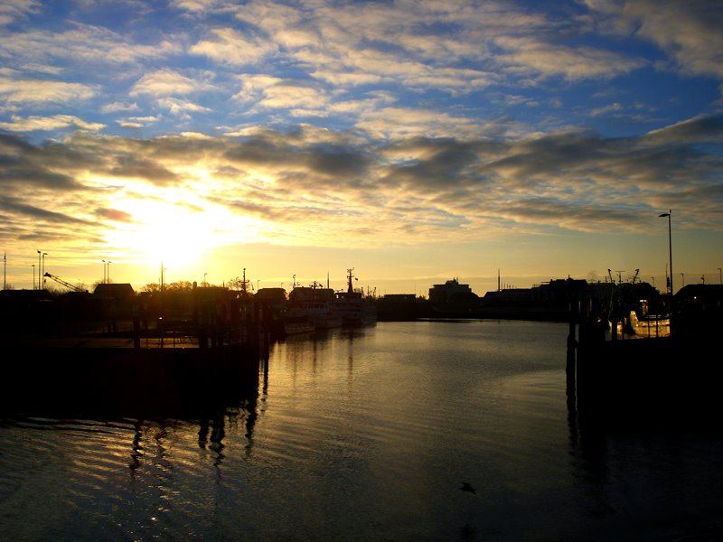 Hafen von Bensersiel bei Sonnenaufgang by Ralf Richter