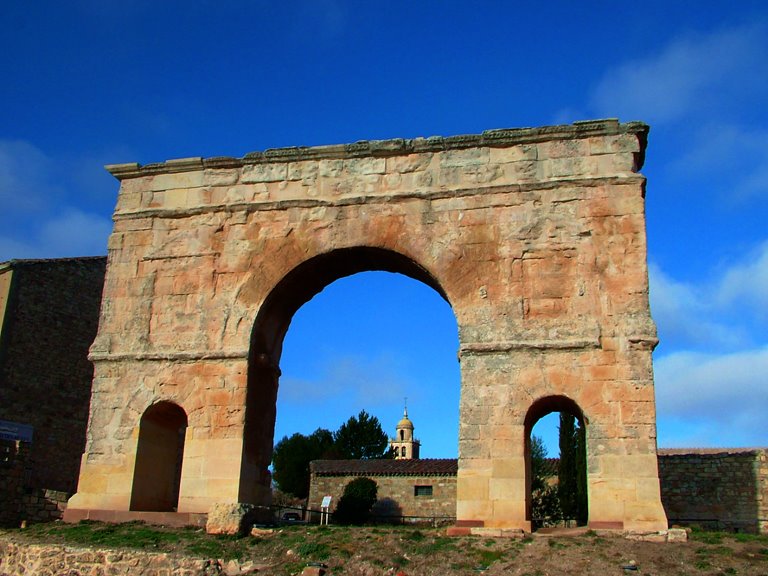 Arco de Medinaceli by Jesús Chicharro