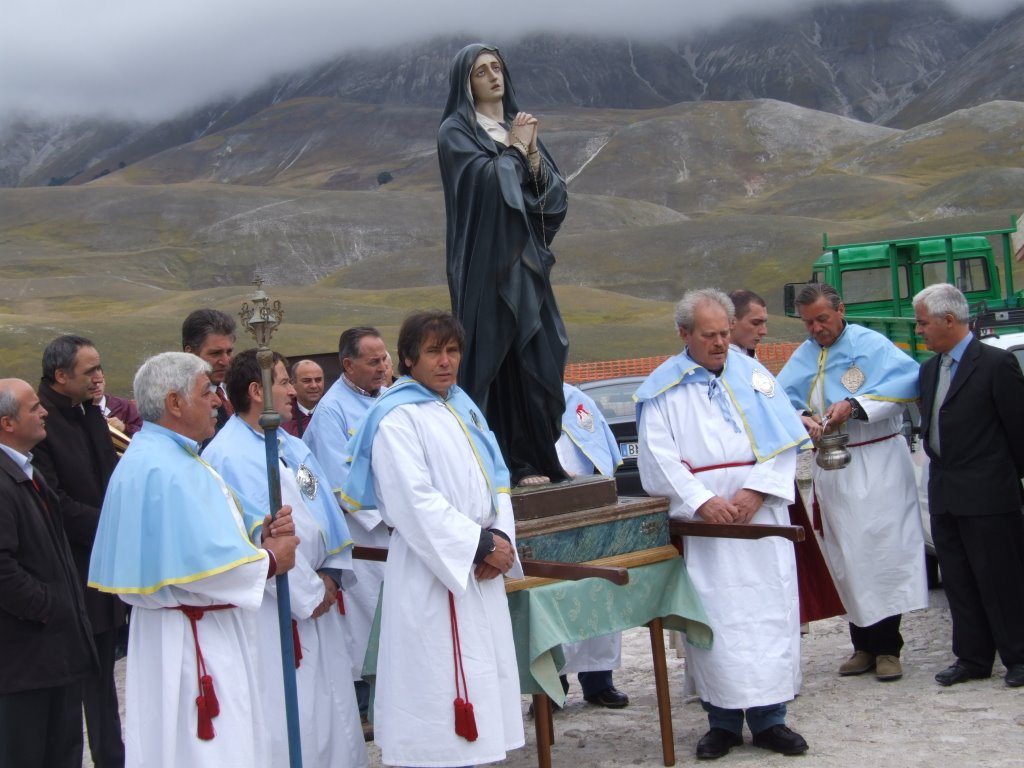 Castelluccio di Norcia - processione Madonna Addolorata by paolo salabue