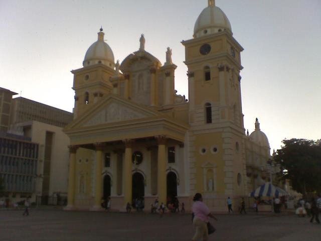 Puesta de sol en la basilica by Gustavo A lima