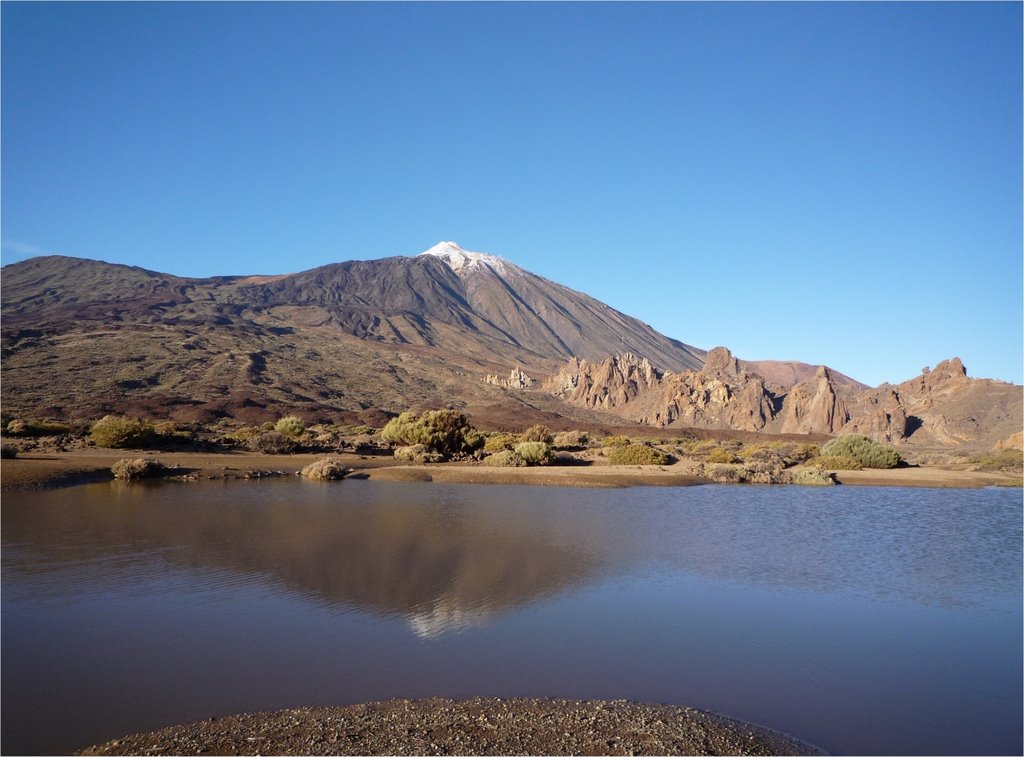 Un lago si è formato alle pendici del Teide dopo una abbondante pioggia - A lake has formed to the slopes of the Teide after an abundant rain by gipione