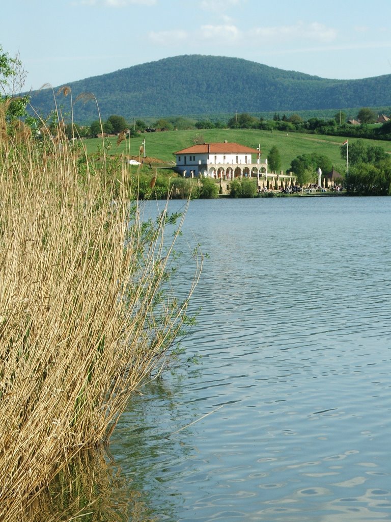 Nőtincsi vendégház, háttérben a Naszály by fandras