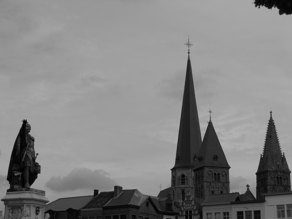 View from the "vrijdagsmarkt" (statue: Jacob van Artevelde) by bspiesschaert