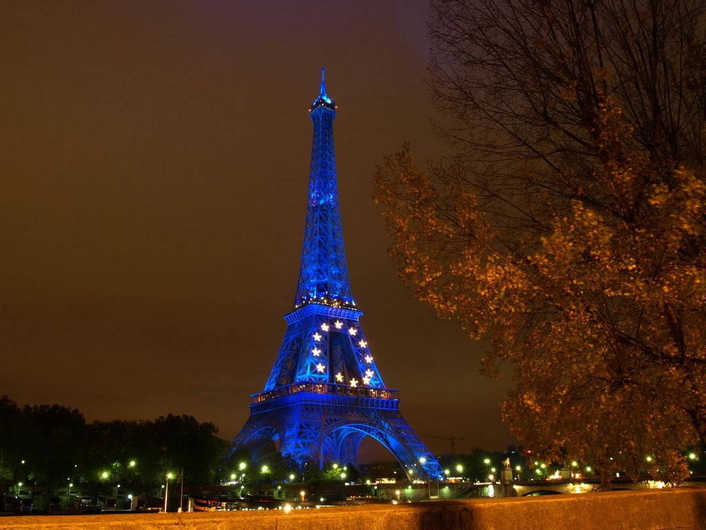 La tour Eiffel bleue by diorama96