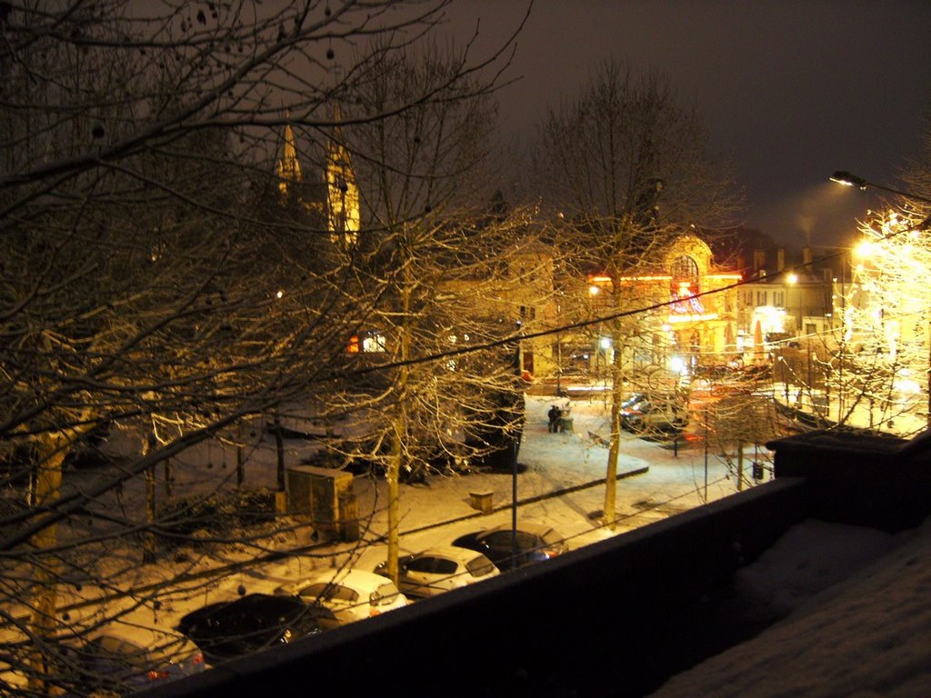 Place de la République sous la neige, le soir. by Pierre R.