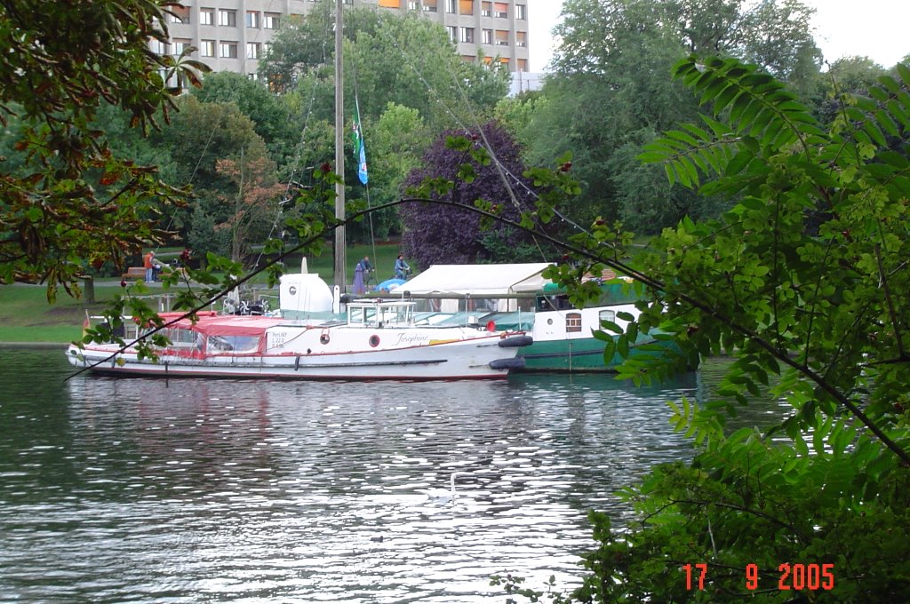 On the river side onfront of Urbankrankenhaus by Lamya Abdulhady