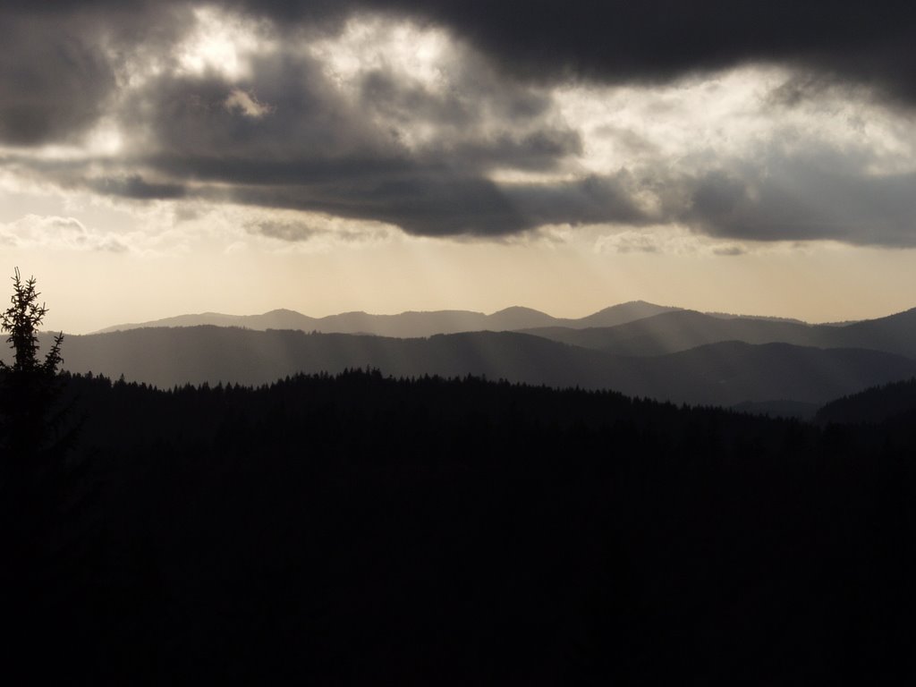 Blick auf den Belchen im Gegenlicht by nozimu08