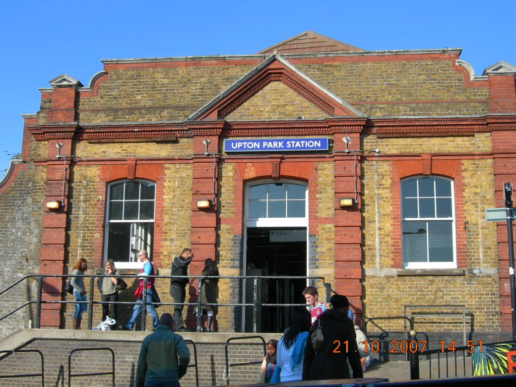 Upton Park Station 2007 by igorfernandez