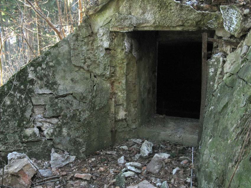 Stary vodarensky objekt s usadzovacou nadrzou (old water station with sedimentation tank) by misko.macko