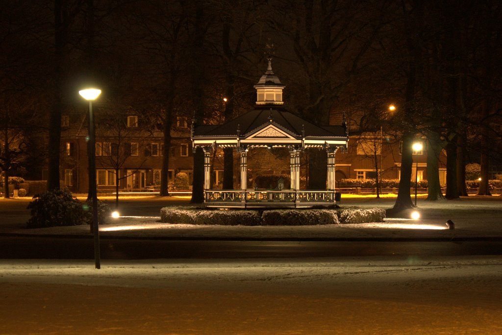 Muziektent Oranjepark in de sneeuw by Jan-Peter Beekman