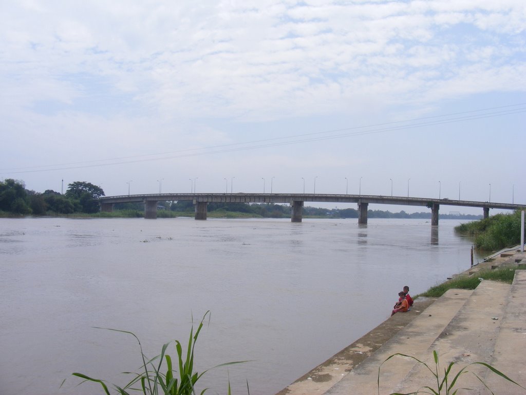 The Bridge at Wat Chaiyo by pr8ngkiet