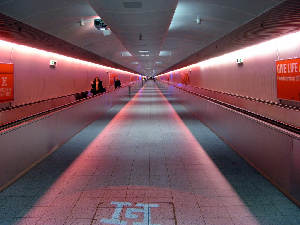 Aeroporto di Francoforte, tunnel, variazione cromatica 2/3 (rosso-blu) by Claudio Pedrazzi