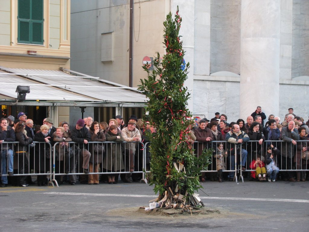 Chiavari Piazza N.S. Dell'Orto (Confuego Dicembre 2008) by Ugo Devoto