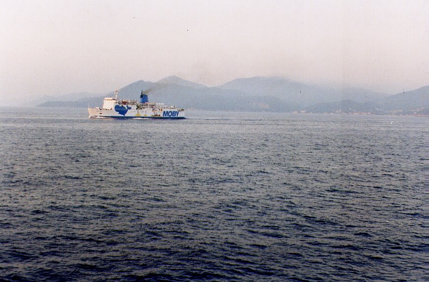 Traghetto che collega l'Isola d'Elba by carlo albonico