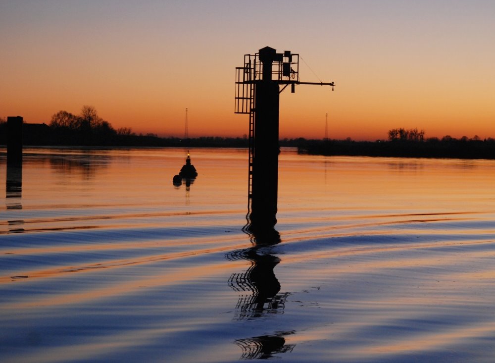 Ems im winterlichen Sonnenuntergang by Mario Rauch