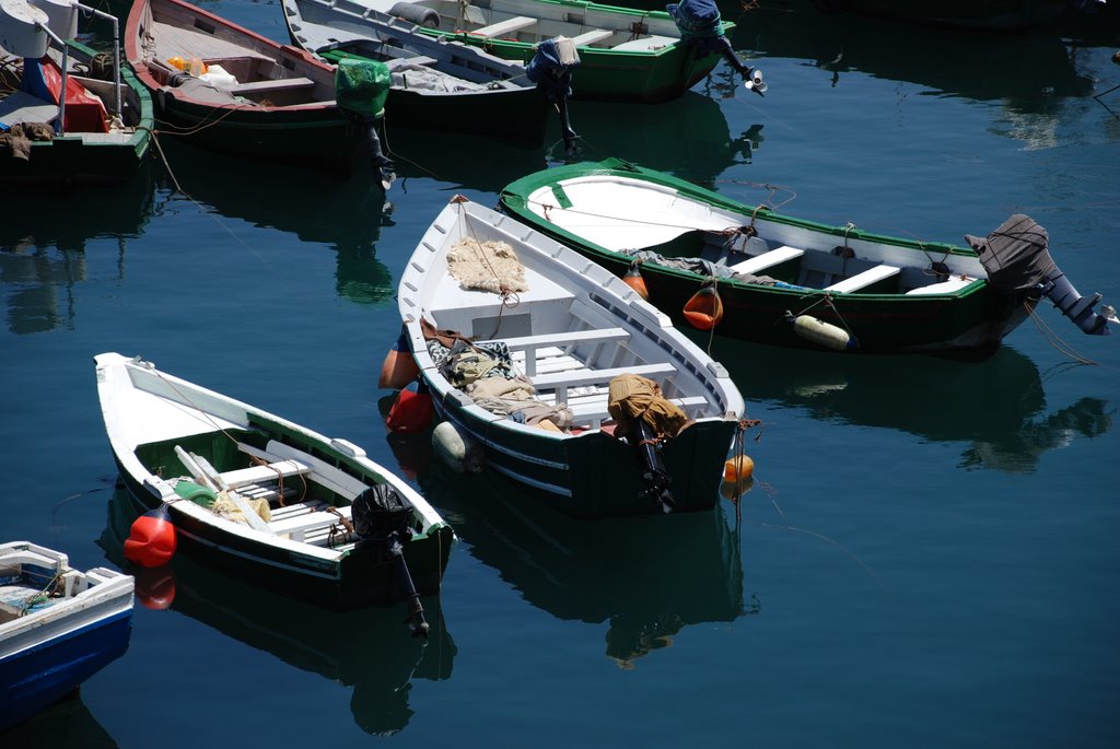 Barcas en el puerto de Alhucemas. by J.M. Vega