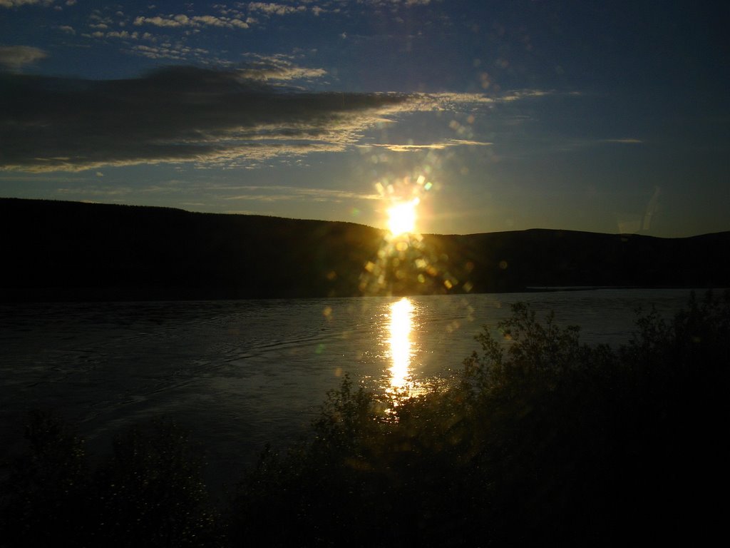 Strahlend sonnige Nacht durchs Busfenster by e.m.r.