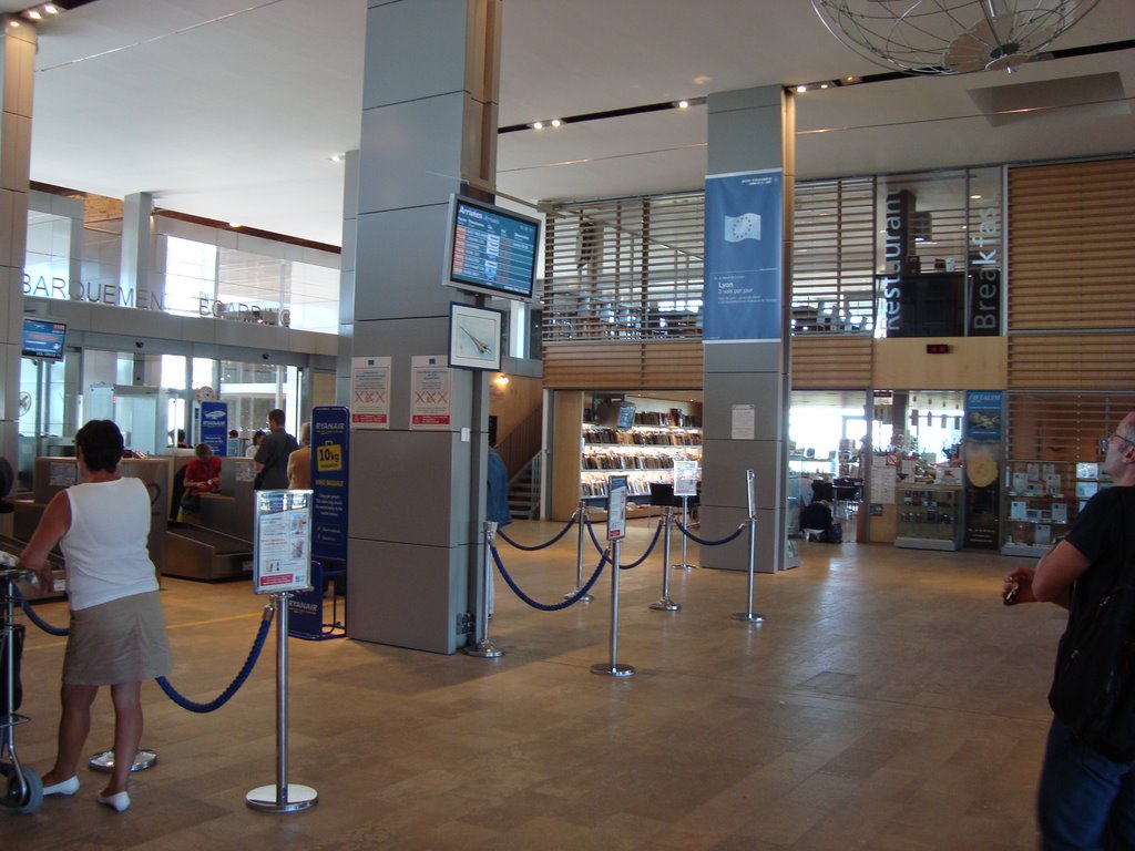 Interior del aeropuerto by rodrigo chavez salaz…