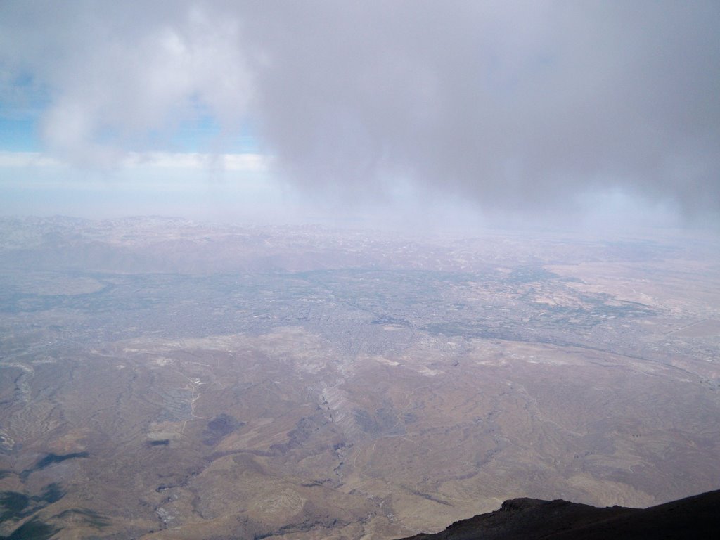 Una vista de La ciudad de Arequipa desde el Misti, Peru by Ysaacx