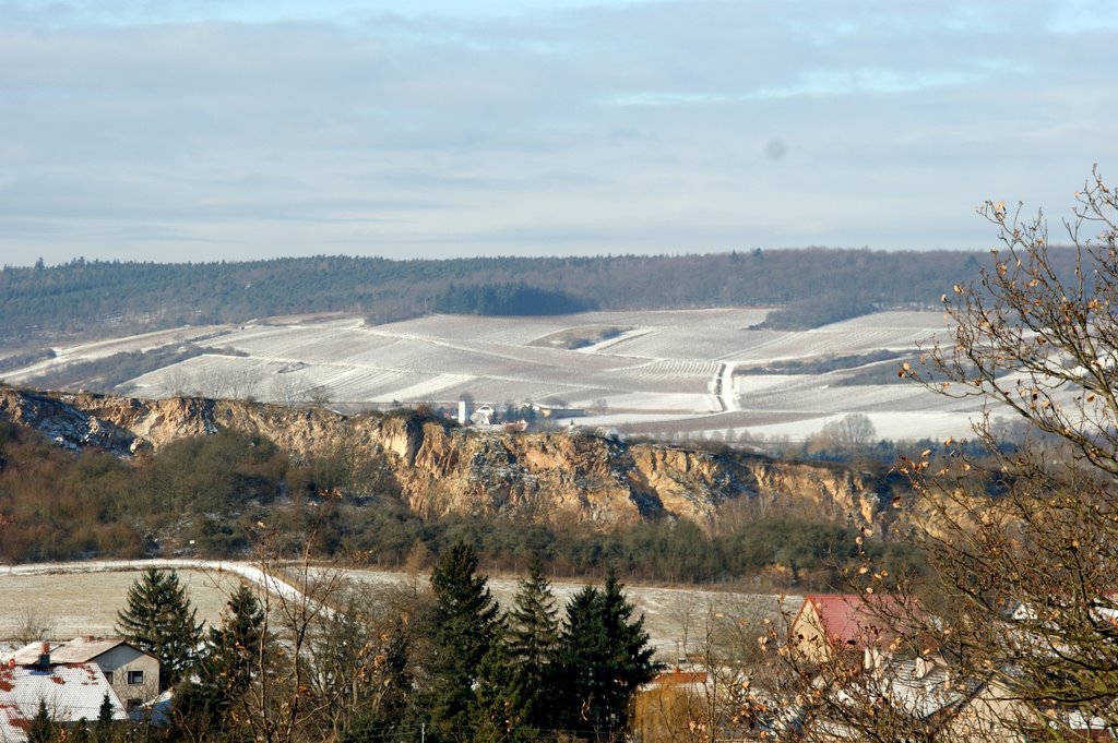 Aufgelassener Porphyr-Steinbruch mit See by wolfbam