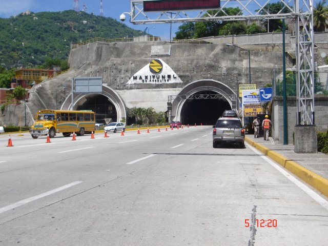 Entrada al Maxitunel, Acapulco by JohnBuuren