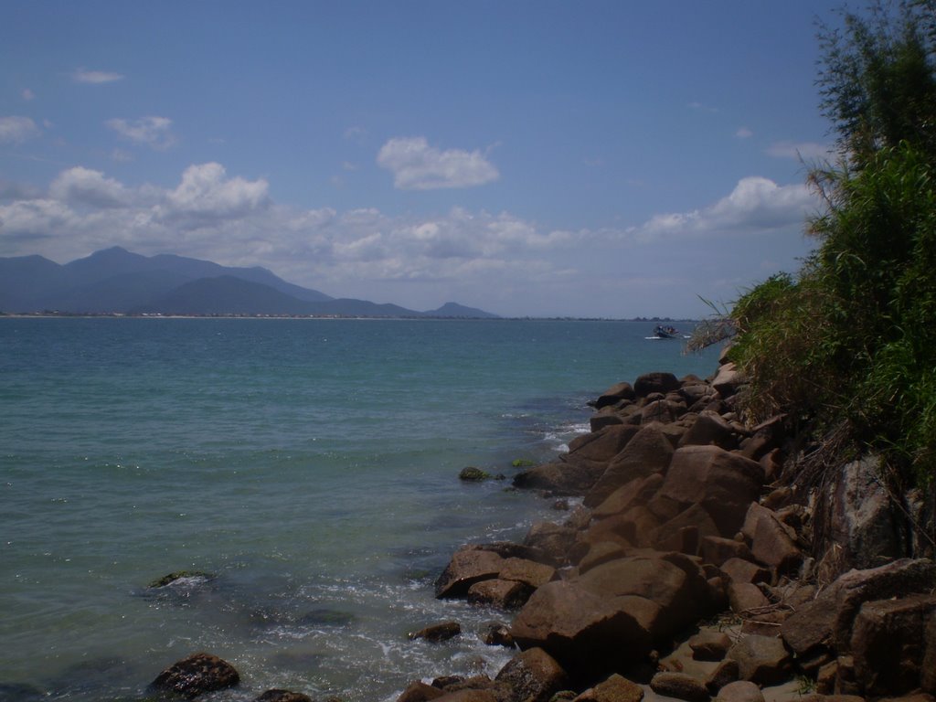 Pedras e Mar Verde - Palhoça - Brasil by Marcelo Parise Petaz…