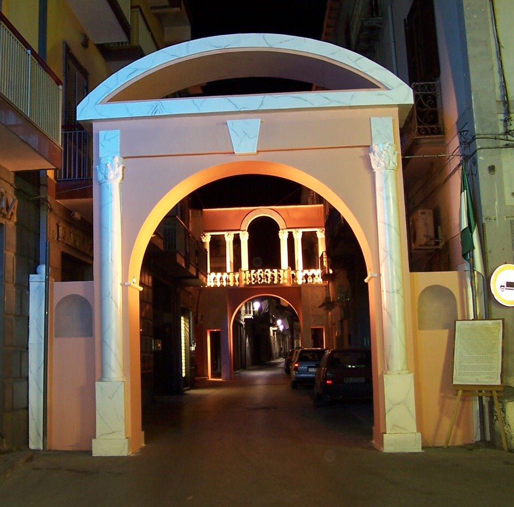 Porta del quartiere "Li Vinti" in notturno by Elio Volpe