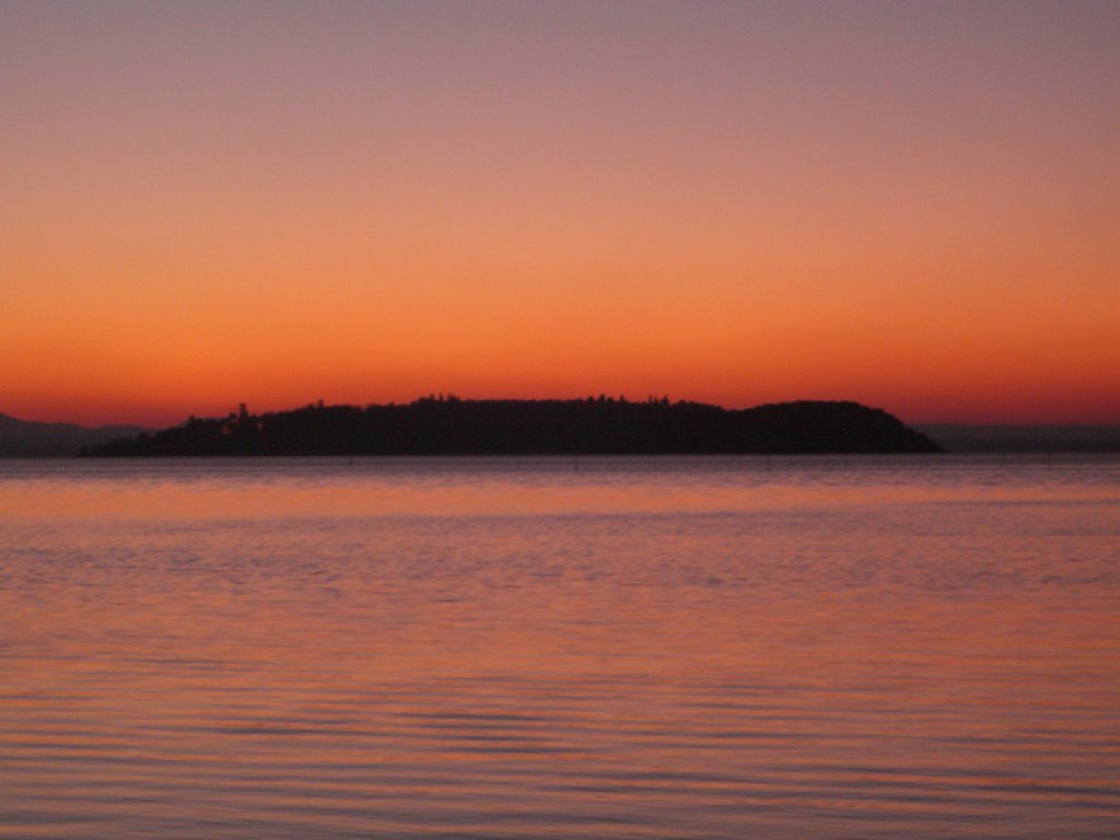 Isola Maggiore al tramonto by Orsa bruna