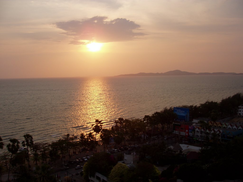 Sunset in Pattaya by Jorge Pratas