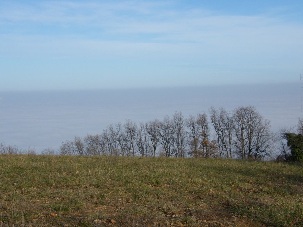 Balcone naturale sulla nebbia padana by Alberto Quagliaroli