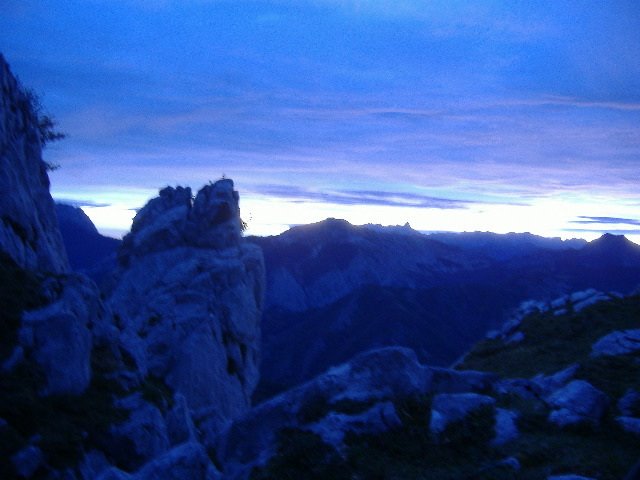 PRIMERAS LUCES, AL FONDO PICOS DE EUROPA by Chiti