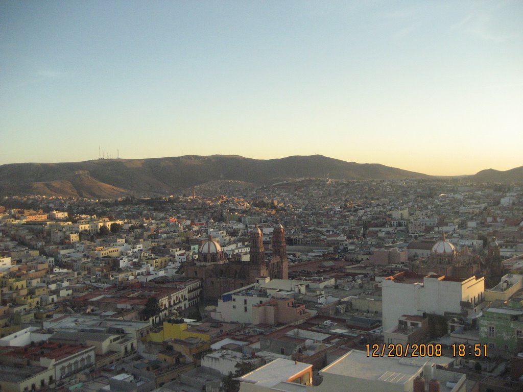 Panorámica de Zacatecas al atardecer (al centro la catedral), desde el teleférico. by fam_mir_ga