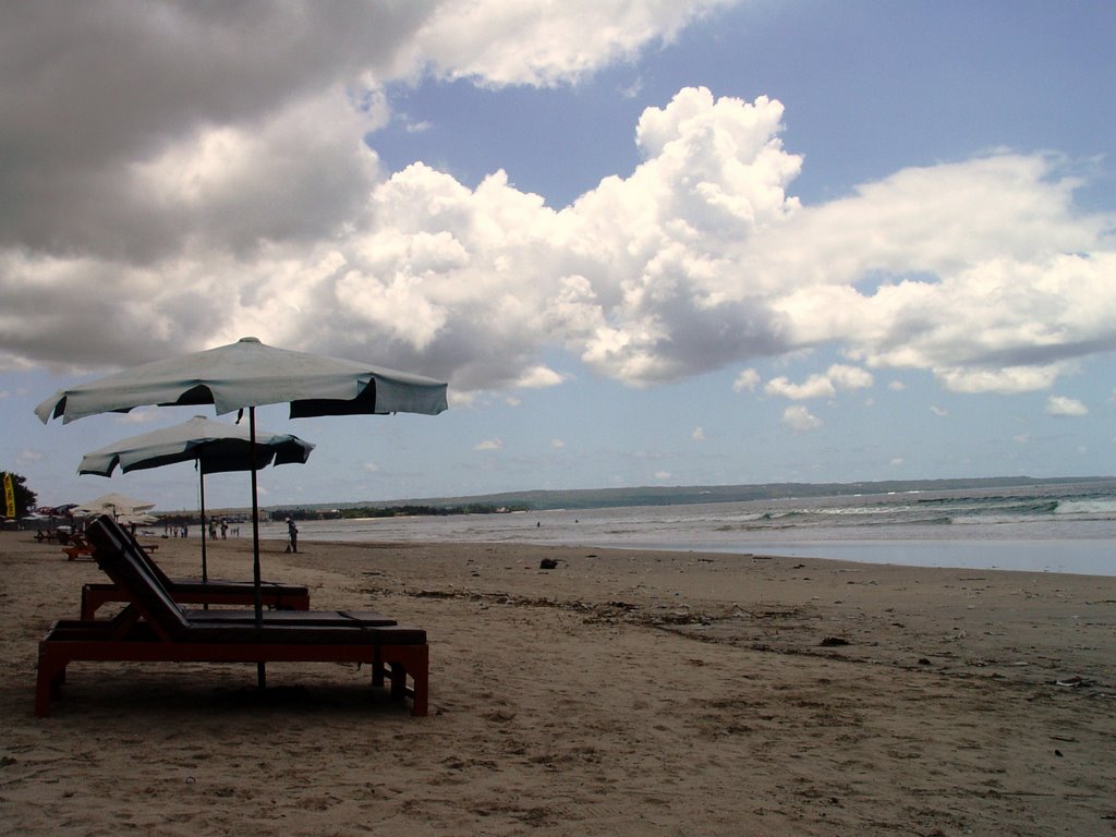 Kuta beach...just before raining by tetrakinitos